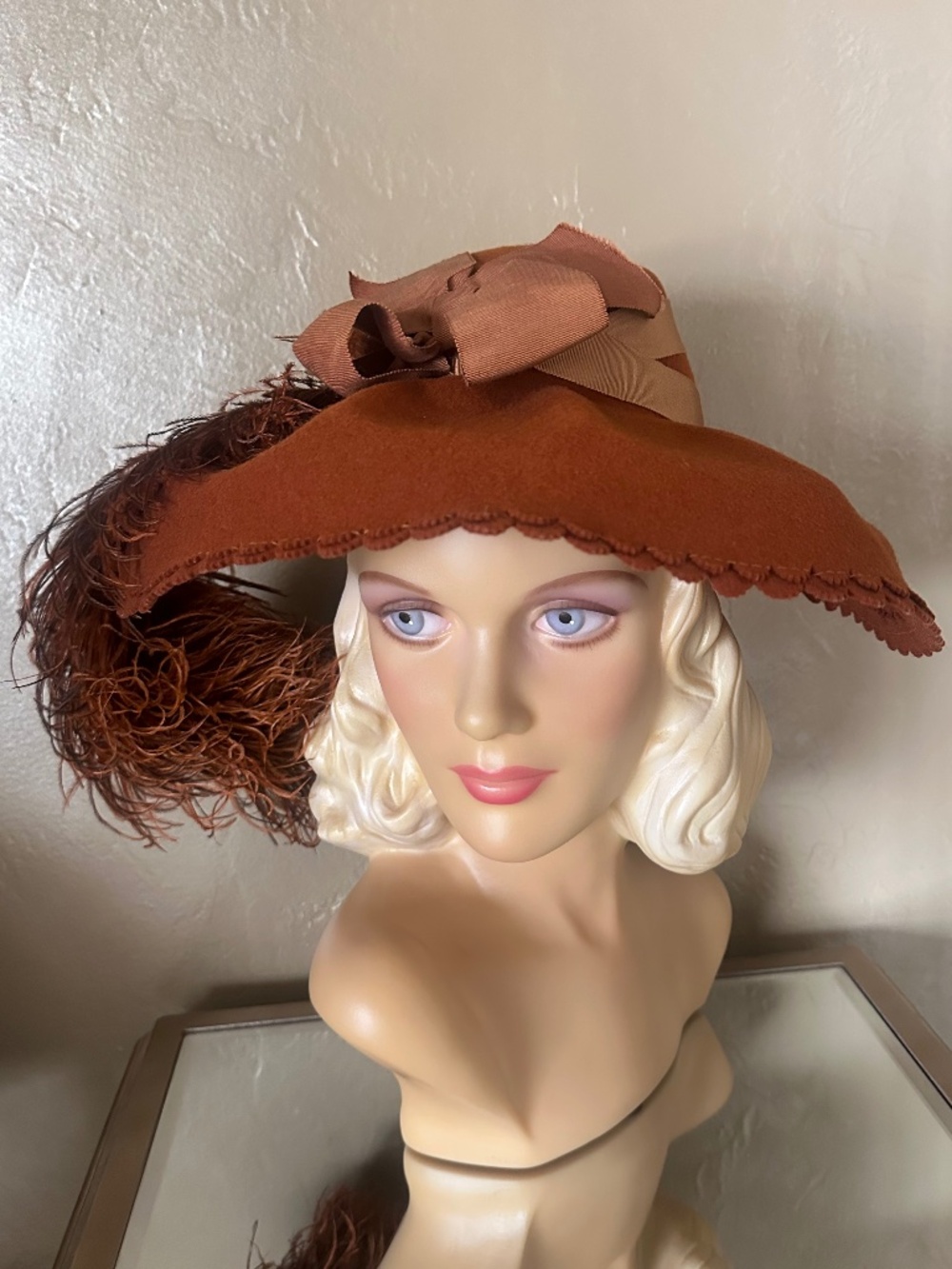 MAGNIFICENT 1940'S RUST WIDE BRIM HAT + GROSGRAIN TRIMMING & LARGE FEATHER